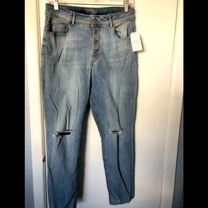 NWT Low rise stretchy skinny Jeans with rips on the legs